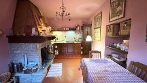 un soggiorno con camino in pietra e tavolo di BARDONECCHIA SCI E RELAX a Bardonecchia