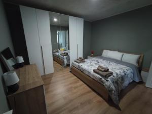 una camera da letto con un letto con due asciugamani sopra di Favaro di là 2 a Favaro
