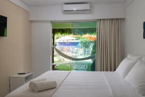 Schlafzimmer mit einem Bett und Blick auf einen Innenhof in der Unterkunft Pousada Solar Dos Carneiros in Praia dos Carneiros + 54 Fotos