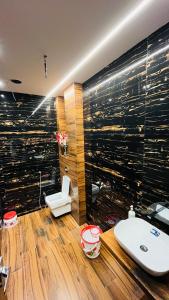 ein Badezimmer mit Badewanne, Toilette und Waschbecken in der Unterkunft Krishna kunj in Varanasi