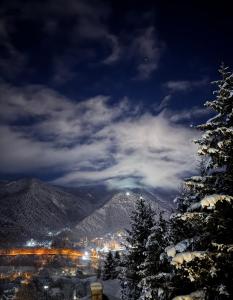 Pemandangan gunung umum atau pemandangan gunung yang diambil dari hotel