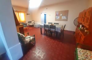 een keuken en eetkamer met een tafel en stoelen bij Casa Centrica 2 habitaciones con Cochera SL Cap in San Luis