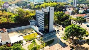 een uitzicht over de stad met een hoog gebouw bij Front Comfort Teófilo Otoni in Teófilo Otoni
