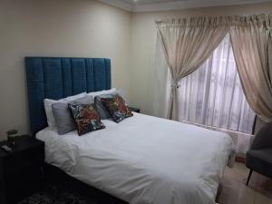 Giường trong phòng chung tại Eazistay Motel - Letlhabile