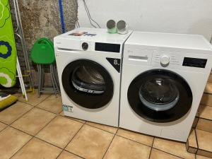 een witte wasmachine in een kamer bij BYP in Ribadumia