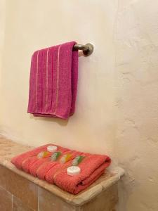 een badkamer met een rode handdoek aan de muur bij Hartna zaman in Taiyiba +93 foto's