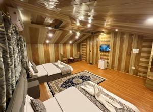 een kamer met 2 bedden en een woonkamer bij Faizzy residency in Srinagar