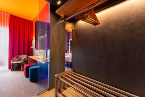 فندق ديزاين + مركز المؤتمرات فينيكي XI. في هانوفر: غرفة فندق بها مقعد