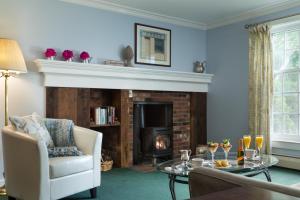 een woonkamer met open haard en een tafel bij Chesterfield Inn in West Chesterfield +39 foto's