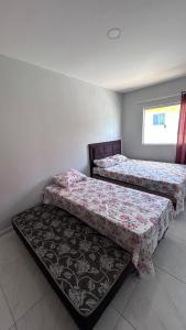 twee bedden naast elkaar in een slaapkamer bij Triplex Carapibus Beach in João Pessoa