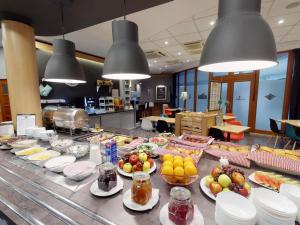 ein Buffet mit vielen Tellern mit Essen auf einem Tisch in der Unterkunft Ibis Bratislava Centrum in Bratislava