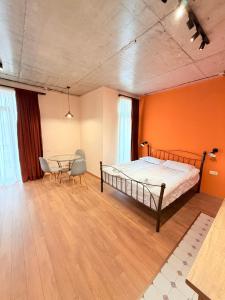 a bedroom with a bed and a table in it at Cosy City-View Flat in Mtatsminda, flat 7 in Itʼkhvisi