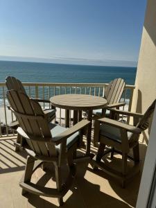 2 stoelen en een tafel op een balkon met uitzicht op de oceaan bij Beachfront Penthouse w Gulf & Bay Views in Gulf Highlands