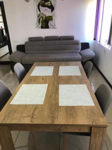 un tavolo in legno in un soggiorno con divano di Central suite a Piteşti