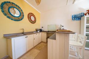 Køkken eller tekøkken på Beachside Bungalow - Your Private Own Beach + 15 billeder