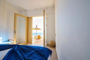 En eller flere senge i et værelse på Beachside Bungalow - Your Private Own Beach