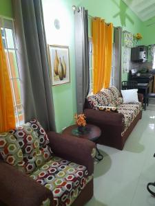 Posezení v ubytování Serene Hideaway Guesthouse in Gated Stonebrook Manor