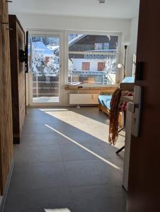 ein Krankenhauszimmer mit einem Bett und einem Fenster in der Unterkunft Spatz am Joch Zeit für Berge in Bad Hindelang