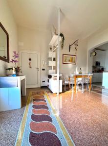 a kitchen and dining room with a rug on the floor at Casa di Olli in Sestri Levante +19 photos