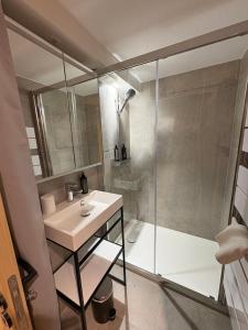 Et badeværelse på Newly Renovated Chalet Le 5 Saint Marcel