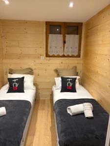 En eller flere senge i et værelse på Newly Renovated Chalet Le 5 Saint Marcel