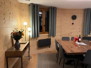 Et opholdsområde på Newly Renovated Chalet Le 5 Saint Marcel