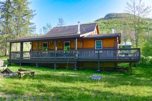 a large wooden house with a large deck at Villa Gran Sasso in Hunter