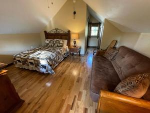 a bedroom with a bed and a couch at Villa Gran Sasso in Hunter