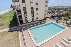 een bovenaanzicht van een gebouw met een zwembad en het strand bij Sand Dollar 1-202 in St. Augustine
