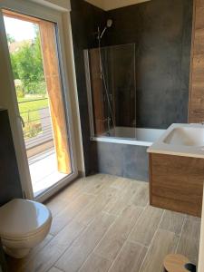 ein Badezimmer mit Toilette, Waschbecken und Badewanne in der Unterkunft Le chalet O'Perché - Wissembourg in Wissembourg