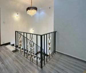 - un escalier avec un lustre dans la chambre dans l'établissement Peace Haven Apartment, 