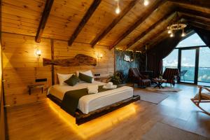 une chambre avec un lit dans une pièce aux murs en bois dans l'établissement Mezrasuit Bungalov, à Çamlıhemşin