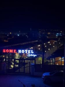 un cartello che dice un hotel di notte di Some Hotel Antakya a Hatay