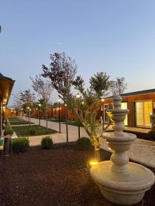 una fontana nel mezzo di un cortile con un edificio di Some Hotel Antakya a Hatay