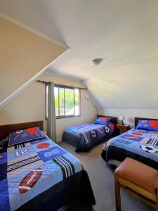 een slaapkamer met twee bedden en een raam bij Pingueral in Dichato +12 foto's