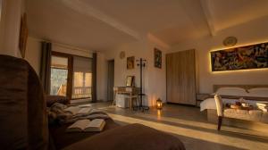 ein großes Schlafzimmer mit einem Bett und ein Wohnzimmer in der Unterkunft Casa de sub Brazi Relaxare la munte cu Ciubar in Fîntînele