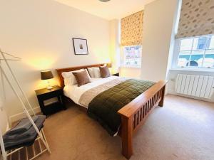 En eller flere senge i et værelse på The Linen Loft - 2 Bed Luxury Apartment - Central Town Location