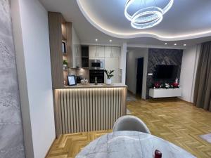 a room with a kitchen and a living room at Apartman Lux Jocić in Vrnjačka Banja