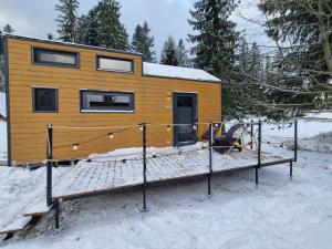 Zajazd Józef Tiny House om vinteren + 8 billeder
