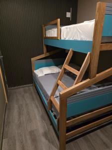 una stanza con tre letti a castello di CulturaHumana Guesthouse a Città di Panama Altre 49 foto