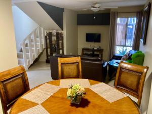 una sala da pranzo con tavolo e sedie e un soggiorno di Golden House a Tijuana
