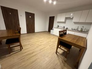 Køkken eller tekøkken på AMBER Pensjonat LOTNISKO PARKINg