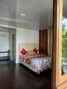 En eller flere senge i et værelse på Charitas cottage