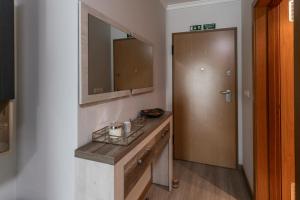 ein Badezimmer mit Waschbecken und Spiegel in der Unterkunft Apartamento Ruby in Machico + 32 Fotos