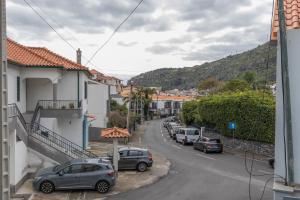 eine Straße mit am Straßenrand geparkten Autos in der Unterkunft Apartamento Ruby in Machico