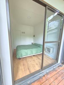 een kamer met een groen bed in een raam bij Container House in Cacheuta +30 foto's