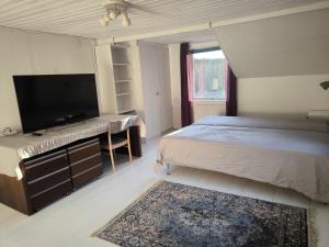 Postel nebo postele na pokoji v ubytování Embracing nature's Swedish house