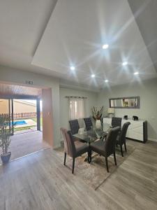 a dining room with a table and chairs at Villa Barros in Câmara de Lobos