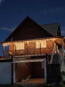 een huis met een terras met verlichting bij Casa Rústica em Garopaba in Garopaba