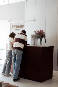 two people standing at a counter in a store at BYPILLOW Sinfonía in Valencia